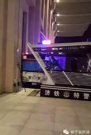 公海彩船6600移动警务室执勤于济铁站—全面治安防控