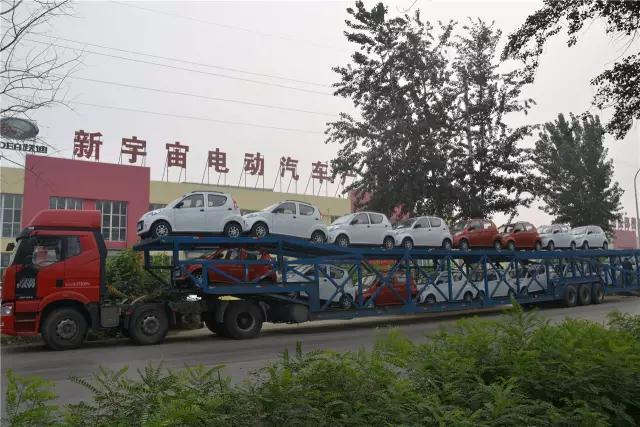 电动汽车装车完毕准备发车