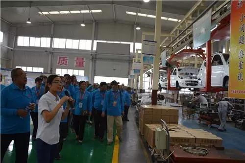 公海彩船6600工作人员为客户介绍汽车工艺