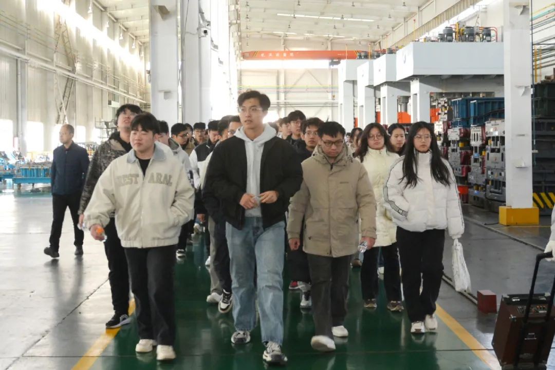 科大学子参观公海彩船6600车间