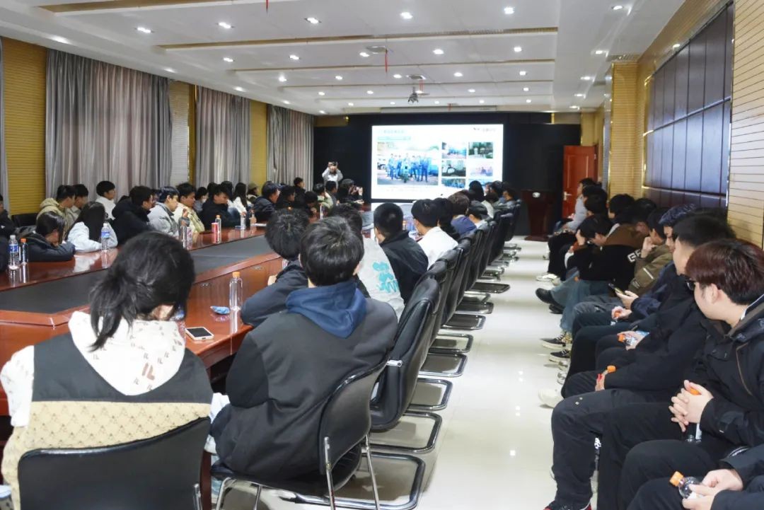 科大学子在公海彩船6600会议室开会